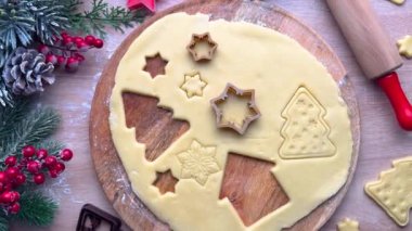 Baker hamurdan noel kurabiyesi kesicileri çıkarıyor