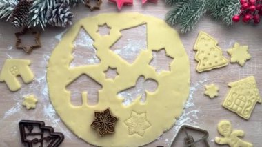 Baker hamurdan noel kurabiyesi kesicileri çıkarıyor