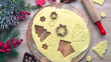 Baker hamurdan noel kurabiyesi kesicileri çıkarıyor