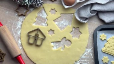 Baker hamurdan noel kurabiyesi kesicileri çıkarıyor