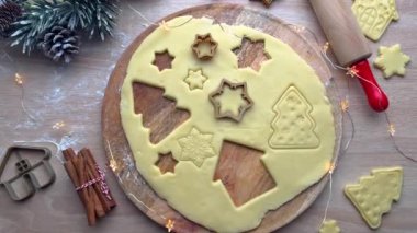 Baker hamurdan noel kurabiyesi kesicileri çıkarıyor