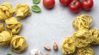 İtalyan yemek çerçevesi, ortasında kopya alanı olan masada dönüyor