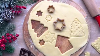 Baker hamurdan noel kurabiyesi kesicileri çıkarıyor