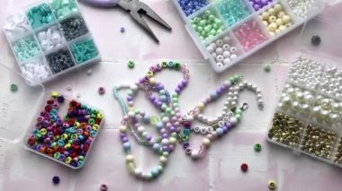 Mücevher tasarımcısı, özel bilezikler için boncuk düzenliyor.