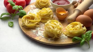 İtalyan yemek çerçevesi, ortasında kopya alanı olan masada dönüyor