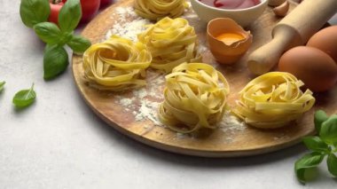 İtalyan yemek çerçevesi, ortasında kopya alanı olan masada dönüyor