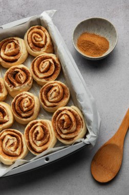 Tarçınlı çörekler, tarçın şekeriyle kaplanmış ve fırın için hazır.