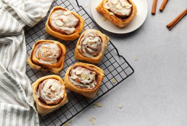 Tel askıda soğuyan kremalı ve gevrek bademli nefis tarçınlı dürümler, tatlı bir ikram için mükemmel.