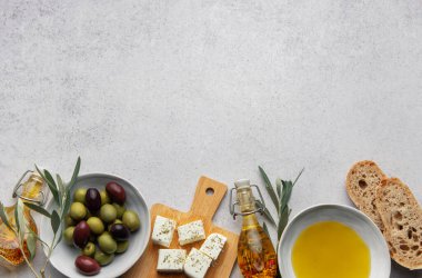 Zeytin, peynir ve zeytin yağlı ekmek desenli bir yüzey.