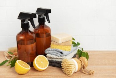 Doğal temizlik ürünleri, limon ve yeniden kullanılabilir kumaşlar sürdürülebilir temizlik rutini oluşturur