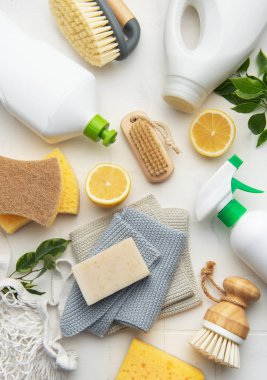 Beyaz yüzeyde düzenlenmiş doğal temizlik ürünleri ve araçları, sürdürülebilir ve ekolojik bilinçli yaşam tarzını destekliyor