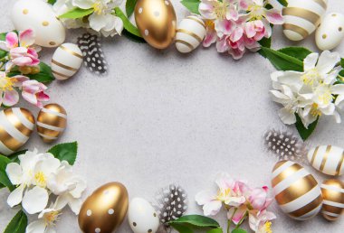 Altın yumurta ve çiçekler hafif bir arkaplanda neşeli bir doğu sınırı oluşturur.