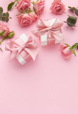 Pembe güller ve pembe arka planda hediye kutularıyla Sevgililer Günü yaratıcı planı