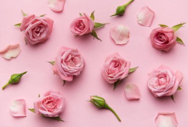 Pembe arka planda dizilmiş zarif pembe güller ve yapraklar güzel ve romantik bir çiçek deseni oluşturur. Sevgililer günü veya düğün teması için mükemmel olur.