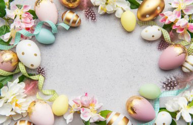Paskalya yumurtaları, çiçekler ve tüylerle gri bir zemin oluşturarak merkezde bir kopya alanı oluşturur.