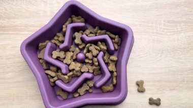 Yavaş beslenme kabında köpek maması, yeme hızını düşürür.