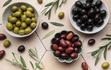 Kaynağından (doldurulmuş) sağraklar, zeytinler,