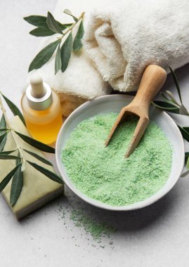 Zeytin banyosu tuzu, el yapımı sabun, yumuşak havlu ve gerekli yağ ile spa tedavisi hazırlıyorum.