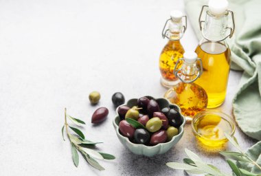 Taze zeytin ve zeytinyağı (doldurulmuş) zeytin ve biberonlar,