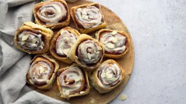 Nefis tarçınlı rulo, fırında ve krem peynirli kremayla kaplı.