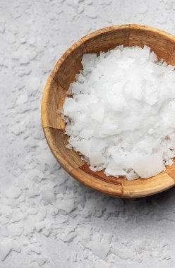 Tahta kasede sunulan magnezyum klorür taneleri gevşemeyi ve iyileşmeyi teşvik eder.