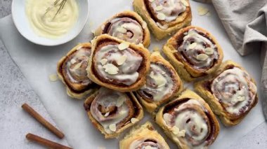 Nefis tarçınlı rulo, fırında ve krem peynirli kremayla kaplı.