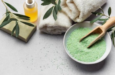 Zeytin banyosu tuzu, el yapımı sabun, yumuşak havlu ve gerekli yağ ile spa tedavisi hazırlıyorum.