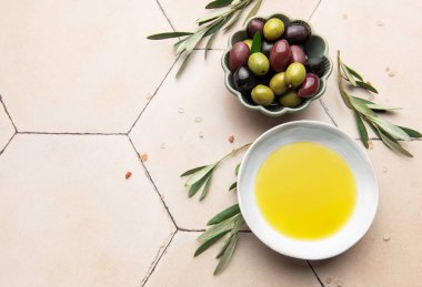 Ekstra saf zeytinyağı ve kiremit kaplı bir yüzeyde zeytinyağı kırsal bir mutfak sahnesi yaratıyor.