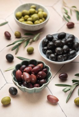 Kaynağından (doldurulmuş) sağraklar, zeytinler,