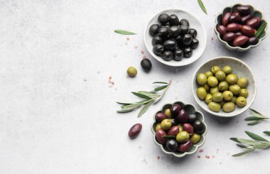 Yapraklı ve tuzlu kadehler halinde zeytinler.