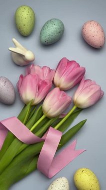 Pembe laleler pembe bir kurdeleyle bağlanır ve paskalya yumurtalarının yanına seramik bir tavşan yerleştirilir.