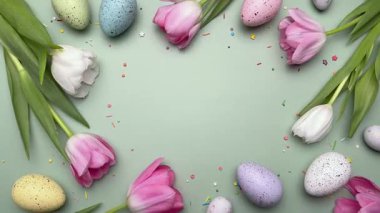 Paskalya yumurtaları ve laleler neşeli bir bahar atmosferi yaratıyor. 