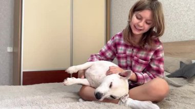 Mutlu çocuk, evcil hayvanına sevgi ve özen gösteriyor. Yürek ısıtan bir arkadaşlık sahnesi yaratıyor.