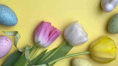 Paskalya yumurtaları ve laleler neşeli bir bahar atmosferi yaratıyor. 