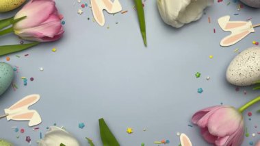 Paskalya yumurtaları ve laleler neşeli bir bahar atmosferi yaratıyor. 