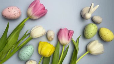 Paskalya yumurtaları ve laleler neşeli bir bahar atmosferi yaratıyor. 