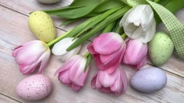 Paskalya yumurtaları ve laleler neşeli bir bahar atmosferi yaratıyor. 