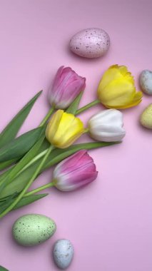 Paskalya yumurtaları ve laleler neşeli bir bahar atmosferi yaratıyor. 