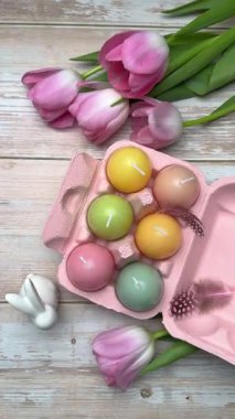 Paskalya yumurtaları ve laleler neşeli bir bahar atmosferi yaratıyor. 