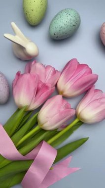 Paskalya yumurtaları ve laleler neşeli bir bahar atmosferi yaratıyor. 