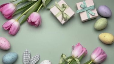 Paskalya yumurtaları ve laleler neşeli bir bahar atmosferi yaratıyor. 