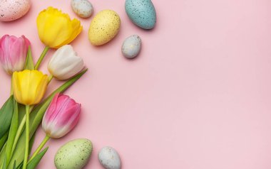 Paskalya yumurtası ve laleleri pembe arka planda düzenlenmiş. Kopya alanı ile canlı bir bahar sınırı oluşturuyor.