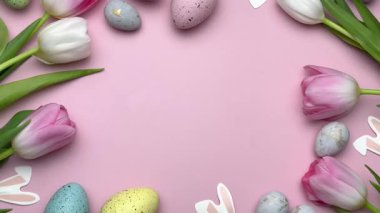 Paskalya yumurtaları ve laleler güzel bir bahar düzenlemesi yaratır. 