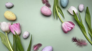 Paskalya yumurtaları ve laleler güzel bir bahar düzenlemesi yaratır. 