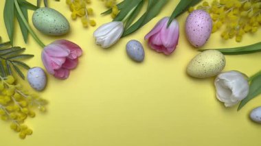 Paskalya yumurtaları ve laleler güzel bir bahar düzenlemesi yaratır. 