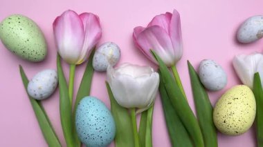 Paskalya yumurtaları ve laleler güzel bir bahar düzenlemesi yaratır. 