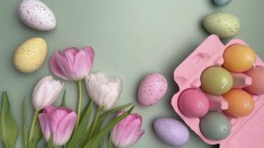 Paskalya yumurtaları ve laleler güzel bir bahar düzenlemesi yaratır. 