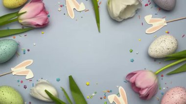 Renkli paskalya yumurtaları ve laleler neşeli bir bahar yaratıyor.