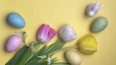 Renkli paskalya yumurtaları ve laleler neşeli bir bahar yaratıyor.