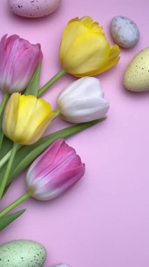 Renkli paskalya yumurtaları ve laleler neşeli bir bahar yaratıyor.
